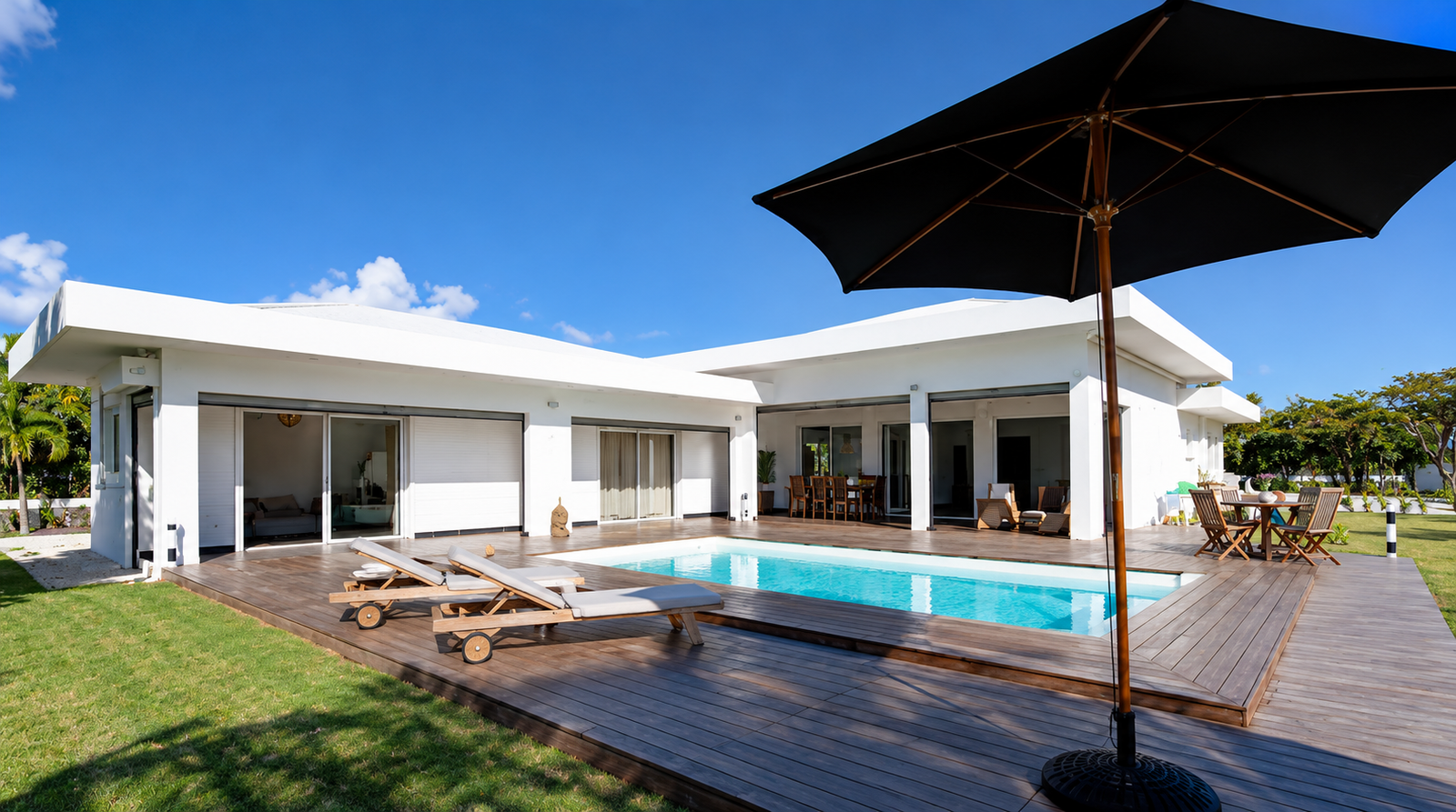 Villa contemporaine blanche avec terrasse en bois et piscine réalisée par WAG BTP