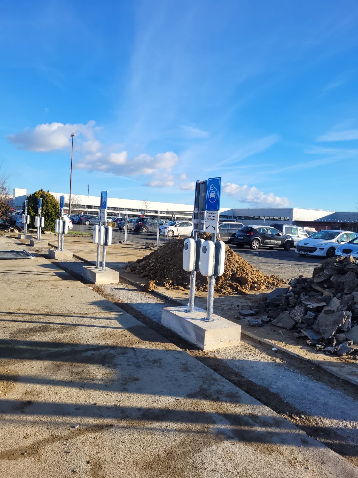 Bornes de recharge électrique installées sur le parking d'Air France-Cargo
