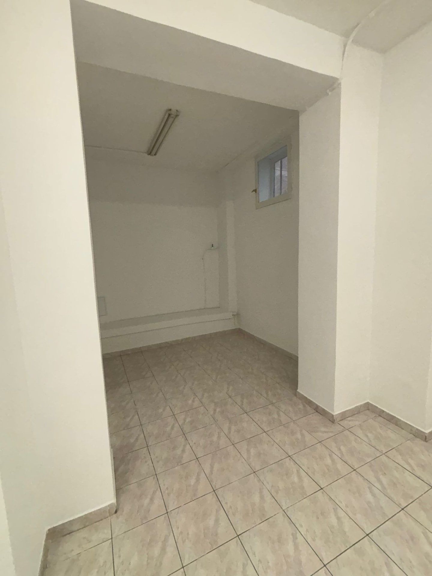 Salle annexe rénovée dans un local professionnel