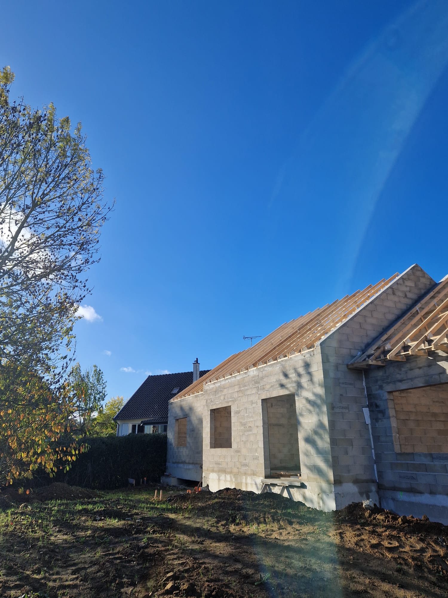 Charpente en cours de pose sur le chantier de Soignolles